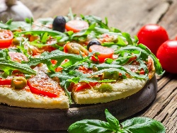 Вегетарианска пица с домати, маслини и рукола - снимка на рецептата